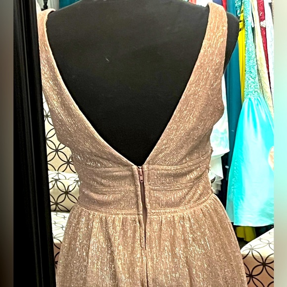 Beautiful dress - Picture 3 of 3